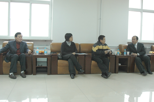 学院领导与客人亲切交谈