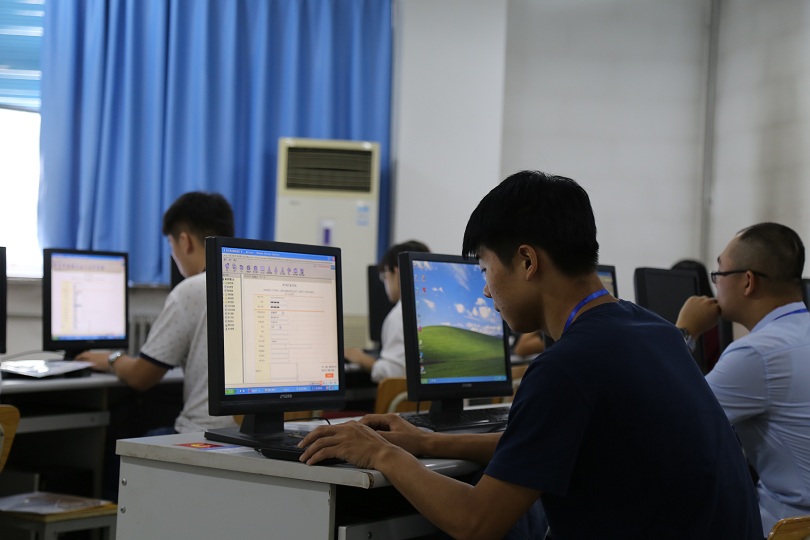 参赛选手认真比赛 参赛选手认真比赛